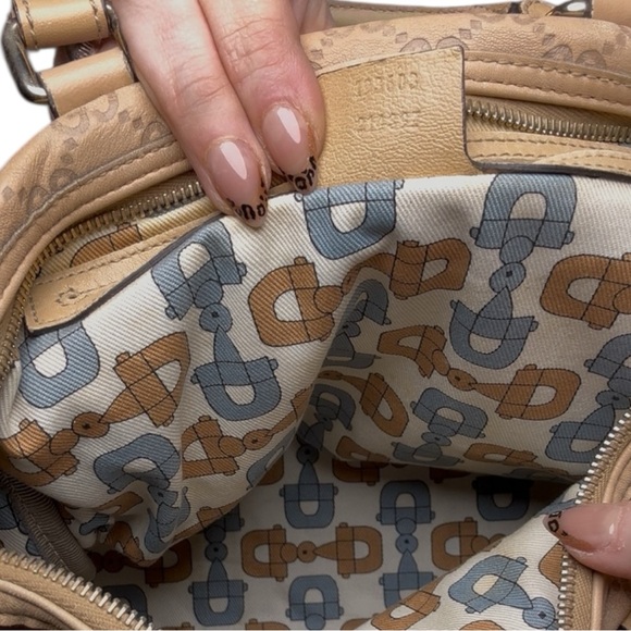 Gucci Guccissima embossed leather Boston bag crafted in beige - Picture 7 of 8